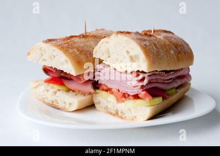 panino di prosciutto di rosmarino su baguette con pomodoro fresco e cetriolo Foto Stock