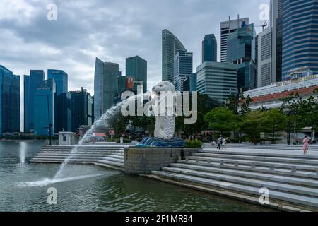 SINGAPORE, SINGAPORE - 08 marzo 2021: Singapore, 24 novembre 2020: Skyline di Merlion e del quartiere centrale degli affari di Singapore Foto Stock