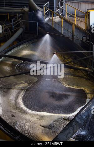 Impianto di concentrazione del rame. Bagno di galleggiamento di minerale; Foto Stock