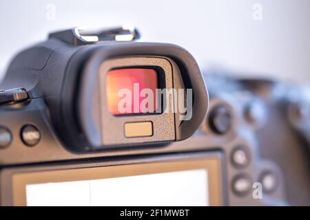 Parte di una fotocamera digitale professionale. Foto macro del mirino di una fotocamera. Foto Stock