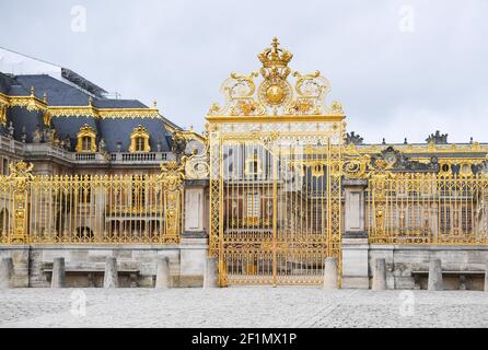 File foto del 14 marzo 2020 del castello chiuso di Versailles. Il Coronavirus è stato confermato in Francia il 24 gennaio 2020, quando a Bordeaux è stato individuato il primo caso COVID-19 sia in Europa che in Francia. Il 16 marzo, il presidente Macron ha annunciato il blocco obbligatorio per 15 giorni a partire da mezzogiorno del 17 marzo. Foto di Christian Liegi/ABACAPRESS.COM Foto Stock