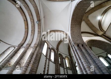 Vista interna dell'Abbazia Sainte-Croix a Quimperle in Bretagna Foto Stock