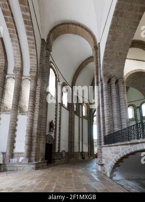 Vista interna dell'Abbazia Sainte-Croix a Quimperle in Bretagna Foto Stock