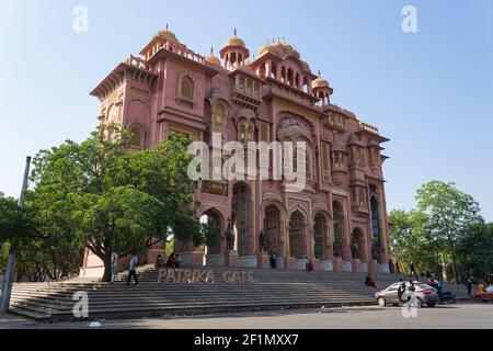 Patrika Gate e Ajmeri gate di Jaipur. Foto Stock