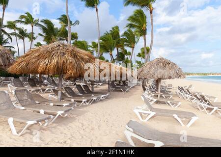 Presso la spiaggia di Punta Cana, Repubblica Dominicana, troverete lettini e ombrelloni Foto Stock