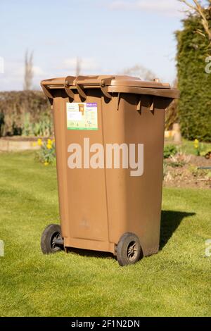 Cestino di riciclaggio con adesivo di abbonamento ai rifiuti da giardino a pagamento, rilasciato ai residenti che pagano per avere i loro rifiuti da giardino raccolti. Hertfordshire. Foto Stock