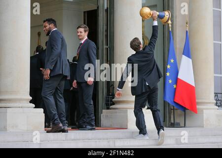 Kentin Mahe con il trofeo al Celebration Handball, campione del mondo della squadra francese Tittle 2015 al Palais de l'Elysee di Parigi, il 3 febbraio 2015. Foto Stephane Allaman / DPPI Foto Stock