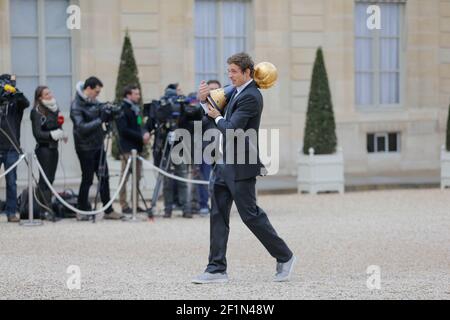 Kentin Mahe con il trofeo al Celebration Handball, campione del mondo della squadra francese Tittle 2015 al Palais de l'Elysee di Parigi, il 3 febbraio 2015. Foto Stephane Allaman / DPPI Foto Stock