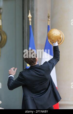 Kentin Mahe con il trofeo al Celebration Handball, campione del mondo della squadra francese Tittle 2015 al Palais de l'Elysee di Parigi, il 3 febbraio 2015. Foto Stephane Allaman / DPPI Foto Stock