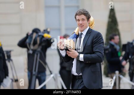 Kentin Mahe con il trofeo al Celebration Handball, campione del mondo della squadra francese Tittle 2015 al Palais de l'Elysee di Parigi, il 3 febbraio 2015. Foto Stephane Allaman / DPPI Foto Stock