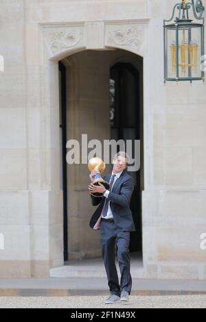 Kentin Mahe con il trofeo al Celebration Handball, campione del mondo della squadra francese Tittle 2015 al Palais de l'Elysee di Parigi, il 3 febbraio 2015. Foto Stephane Allaman / DPPI Foto Stock