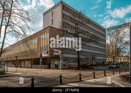 OPOLE, POLONIA - Mar 07, 2021: Edifici dell'Istituto di Storia dell'Università di Opole e dell'Istituto Slesiano di Opole a Piastowska Stree Foto Stock