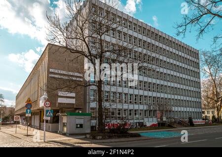 OPOLE, POLONIA - Mar 07, 2021: Edifici dell'Istituto di Storia dell'Università di Opole e dell'Istituto Slesiano di Opole a Piastowska Stree Foto Stock