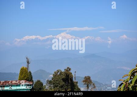 Vista panoramica del Monte Kanchenjunga dalla residenza Rishyap, Kalimpong Foto Stock