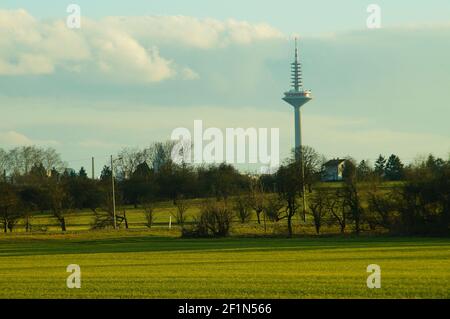 Campi e frutteti caratterizzano la cintura verde tra Bonames e Frankfurter Berg. Solo la torre della televisione dà un'idea della città vicina. Foto Stock