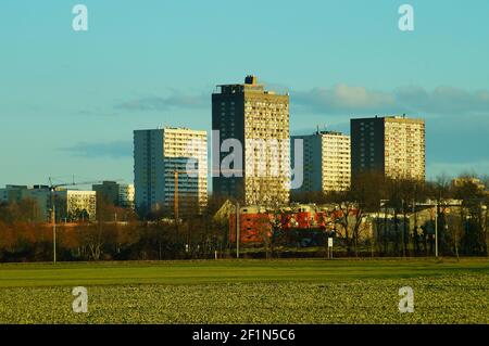 Vista dello skyline del quartiere di Francoforte "Frankfurter Berg" dal fiume Bonames / Nidda. L'area tra fa parte della cintura verde (Gruenguertel) Foto Stock