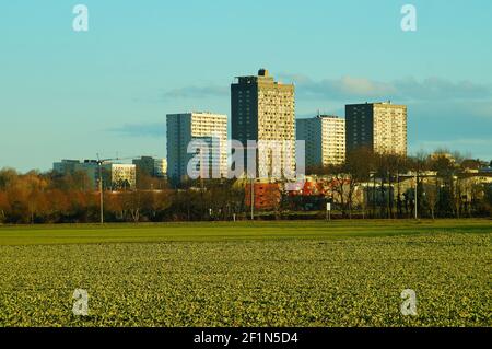 Vista dello skyline del quartiere di Francoforte "Frankfurter Berg" dal fiume Bonames / Nidda. L'area tra fa parte della cintura verde (Gruenguertel) Foto Stock