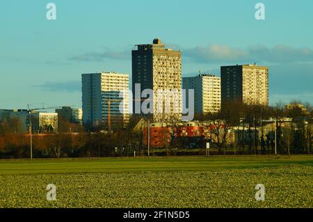 Vista dello skyline del quartiere di Francoforte "Frankfurter Berg" dal fiume Bonames / Nidda. L'area tra fa parte della cintura verde (Gruenguertel) Foto Stock