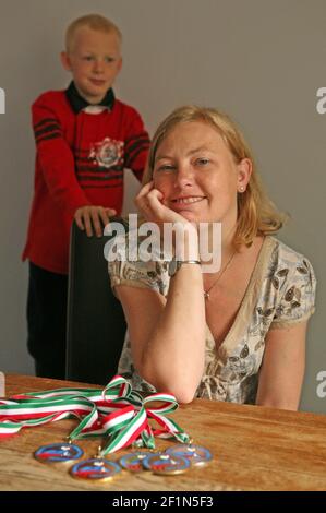 Teresa Cornell concorrente nel Transplant Games, con suo figlio Cameron (7) a casa in GT Dunmow, Essex pic David Sandison Foto Stock