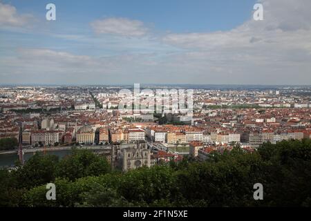 Panorama su Lione dalla colline di Fourvière con il Cathédrale-Saint-Jean-Baptiste medievale e il fiume Saone in primo piano e il Presqu'île Foto Stock