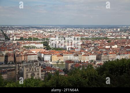 Panorama su Lione dalla colline di Fourvière con il Cathédrale-Saint-Jean-Baptiste medievale e il fiume Saone in primo piano e il Presqu'île Foto Stock