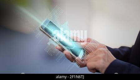 Immagine composita digitale dell'elaborazione dei dati di codifica binaria sulla persona tramite smartphone Foto Stock