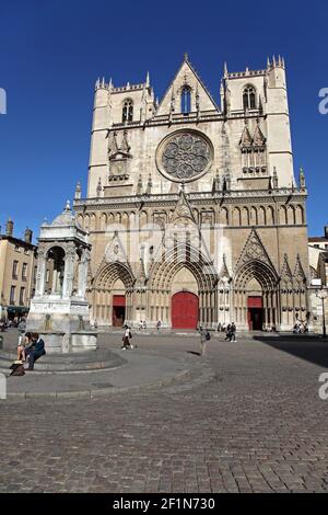 Il 12 ° secolo Cathédrale-St-Jean-Baptiste e Fontaine St-Jean sul posto St-Jean Lione Foto Stock