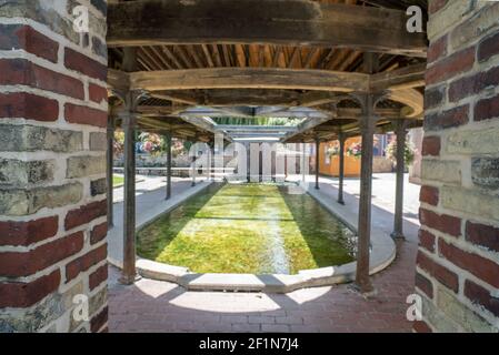 Antico lavabo storico nel centro storico di Honfleur Foto Stock