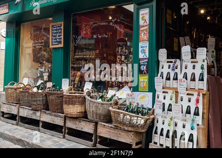 Casa di fronte a un negozio tipico con specialità regionali e. sidro di mele e liquori a Honfleur Foto Stock