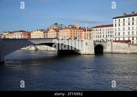 Il Pont Bonaparte sul fiume Saône a Lione che conduce Al Quai des Celéstins sulla Presqu’île de Lyon Foto Stock