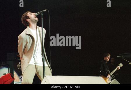 File foto datata 10/12/97 del cantante Oasis Liam Gallagher (a sinistra) e del fratello Noel che si esibisce durante un concerto alla Cardiff International Arena. Un contratto di concerto dei primi giorni della rock band Oasis che è impostato per andare all'asta a Hansons Auctioneers 'cimeli di musica in vendita a Etwell vicino Derby, Derbyshire, il 23 marzo con una stima di ??1,500. Data di emissione: Martedì 9 marzo 2021. Foto Stock