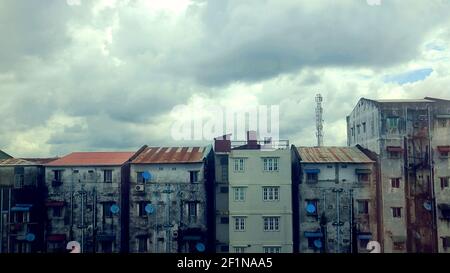 Fianco a fianco vecchi e nuovi bassi edifici residenziali Nel centro di Yangon Foto Stock