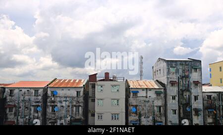 Fianco a fianco vecchi e nuovi bassi edifici residenziali Nel centro di Yangon Foto Stock