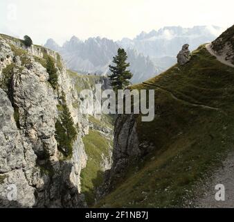 Vista dalla Via Ferrata Sandro Pertini alle Stevia nei pressi di Wolkenstein, dolomiti, italia Foto Stock