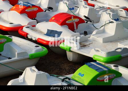 MARBURG, GERMANIA - Mar 03, 2021: Le pedalò sono pronte per la stagione sul fiume Lahn a Marburg, Germania. Nel marzo 2021 non è ancora chiaro come Foto Stock