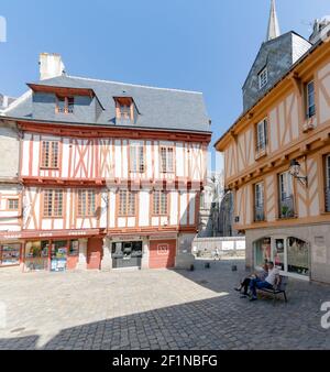 La Place Henri IV o la Piazza Enrico IV nel Centro della città vecchia di Vannes in Bretagna Foto Stock