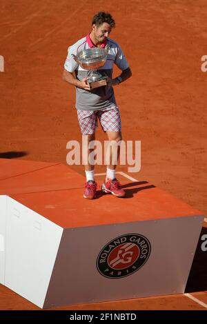 Stan Wawrinka (sui) è stato raffigurato con il trofeo, Stan ha vinto contro Novak Djokovic (SRB) durante il French Tennis Open allo stadio Roland Garros di Parigi, Francia, Final Men, il 7 giugno 2015. Foto Stephane ALLAMAN / DPPI Foto Stock