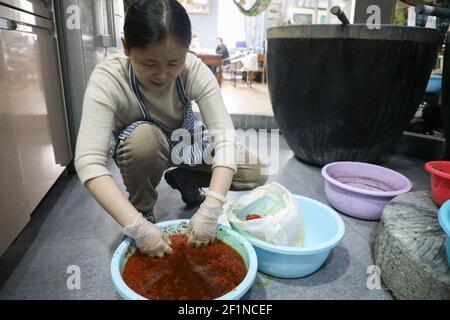 Lanzhou, provincia cinese di Gansu. 9 marzo 2021. Un membro dello staff di un istituto di ricerca dell'Università di Lanzhou Jiaotong produce coloranti con fiori naturali a Lanzhou, provincia di Gansu, nella Cina nord-occidentale, il 9 marzo 2021. I coloranti utilizzati in questa antica tecnica di stampa e tintura sono tutti naturali. Tale tecnica è stata elencata come patrimonio culturale immateriale a livello provinciale. Credit: Ma Xiping/Xinhua/Alamy Live News Foto Stock