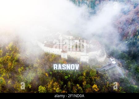 Veduta aerea della medievale Chiesa fortificata di Rasnov Foto Stock