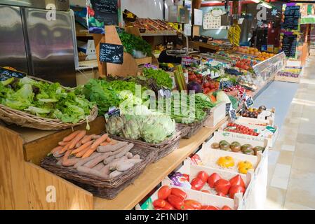 Frutta e verdura stand nella sala del mercato di Quimper con verdure biologiche fresche Foto Stock