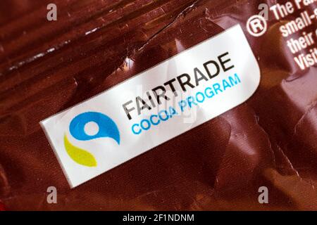 Logo del programma cacao Fairtrade stampato su un involucro di cioccolato marrone Foto Stock
