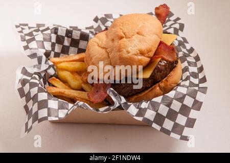 hamburger biologico fresco fattoria con pancetta e formaggio con casa patatine fritte fatte Foto Stock