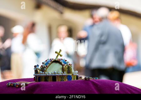 Una piccola copia realistica della Santa corona ungherese esposta nel Kocsagvar, Sarrod, Ungheria Foto Stock