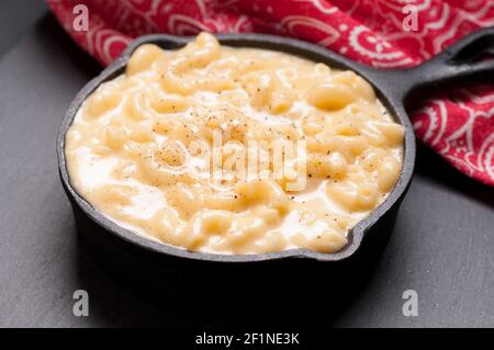 teglia in ghisa con maccheroni e formaggio, formaggio mac n Foto Stock