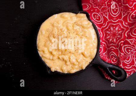 teglia in ghisa con maccheroni e formaggio, formaggio mac n Foto Stock