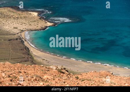 Blick vom Mirador del Rio auf den Strand Playa del Risco, Insel Lanzarote, Kanarische Inseln, Spanien | Vista da Mirador del Rio a Playa del Risco b Foto Stock