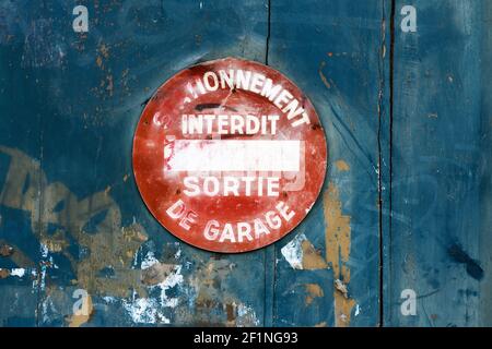 Una vista ravvicinata di un cartello su un garage La portiera dice che non c'è parcheggio davanti alla portiera Foto Stock