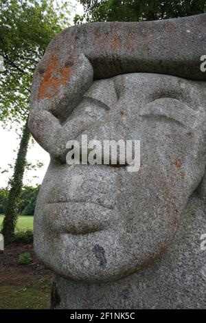 Rozelle Park, Ayr, Ayrshire, Scozia, Regno Unito. 05 Giugno 2018.scultura in granito del locale artista nato da Ayr Ronald Rae, il pezzo è noto qui è , la Madonna del Golgota. Scolpita in profondo rilievo questa scultura raffigura l'angoscia della Madonna in Croce. Un bullone di metallo incorporato su un lato della pietra è simbolico del suo dolore. Il granito per la scultura proveniva dalla parete del Porto Vecchio ad Ayr. Ci sono quattro scupltures tutti scolpiti usando gli attrezzi manuali Foto Stock