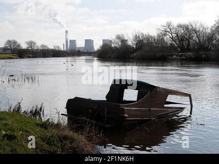 Sawley, Nottinghamshire, Regno Unito. 9 marzo 2021. Un'imbarcazione affondata si trova nel fiume Trent, vicino alla centrale elettrica Ratcliffe-on-Soar, mentre Rushcliffe Borough Council discuterà di un'espressione di interesse per la centrale elettrica alimentata a carbone di UniperÕs per ospitare un reattore di fusione nucleare quando sarà smantellato nel 2025. Credit Darren Staples/Alamy Live News. Foto Stock