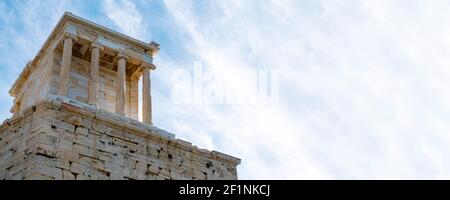 Parti storiche in marmo e colonne ellenistiche greche dell'Acropoli del Partenone ad Atene, Grecia. Vista panoramica con ampio spazio per la copia. Foto Stock